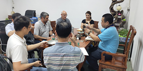 美国进出口食品餐具公司与乐思体育空压机交谈